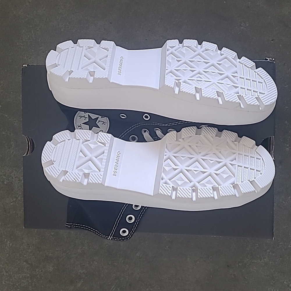 NWT CONVERSE HIGH TOP LUGGED CONVERSE SHOES - Picture 4 of 5